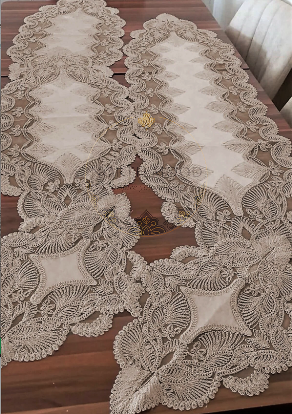 Table Runner C18