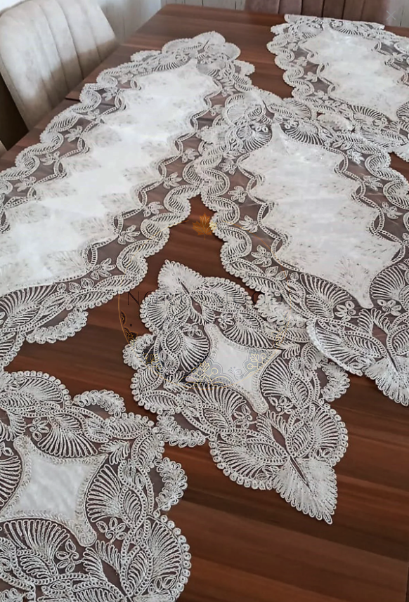 Table Runner C18